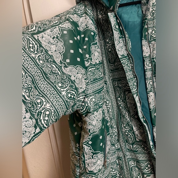 PrettyLittleThing Green Unisex Paisley PU Extreme Oversized Puffer Coat Size XXL - Picture 7 of 16